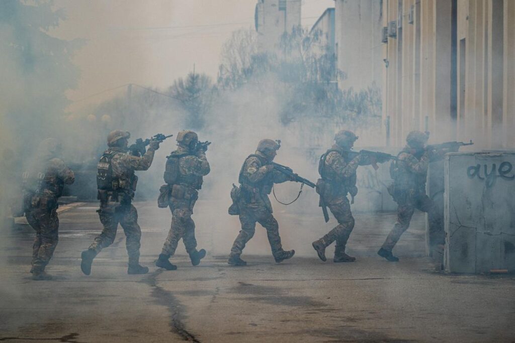 Φρικαλεότητες, πρόσφυγες, ενέργεια...: ένας χρόνος παραπληροφόρησης για τον πόλεμο στην Ουκρανία - Featured image