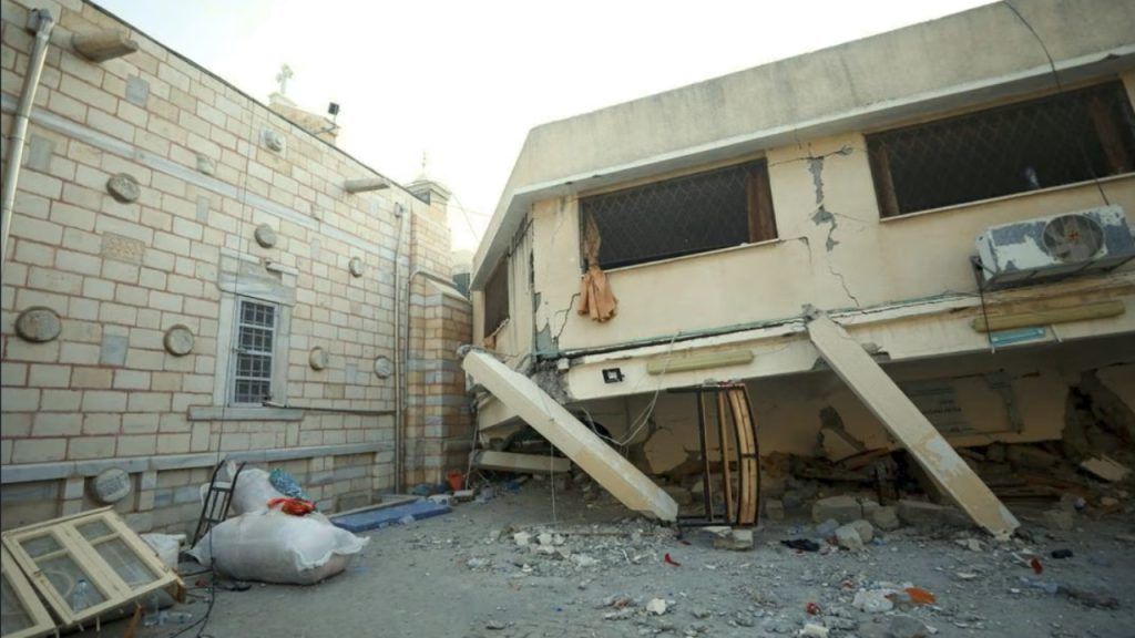 Τι γνωρίζουμε για τον βομβαρδισμό πλησίον της ορθόδοξης εκκλησίας του Αγίου Πορφυρίου στη Γάζα - Featured image