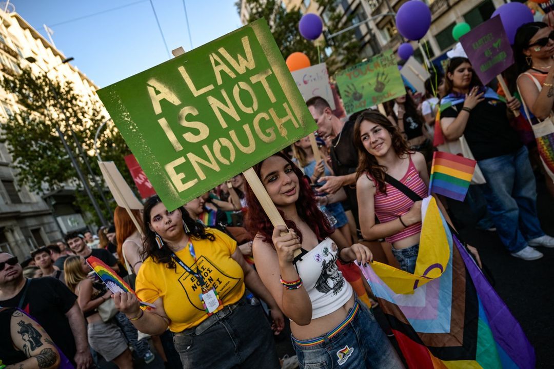 Τα ΛΟΑΤΚΙ άτομα στην Ελλάδα πολεμούν το διαδικτυακό μίσος σε μια χρονιά ορόσημο για δικαιώματά τους - Featured image