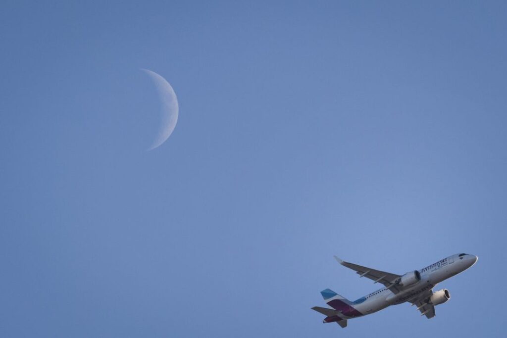 Ο ισχυρισμός ότι αεροπορικές εταιρείες χαμηλού κόστους σκοπεύουν να εισαγάγουν «θέσεις για όρθιους» το 2026 είναι παραπλανητικός - Featured image
